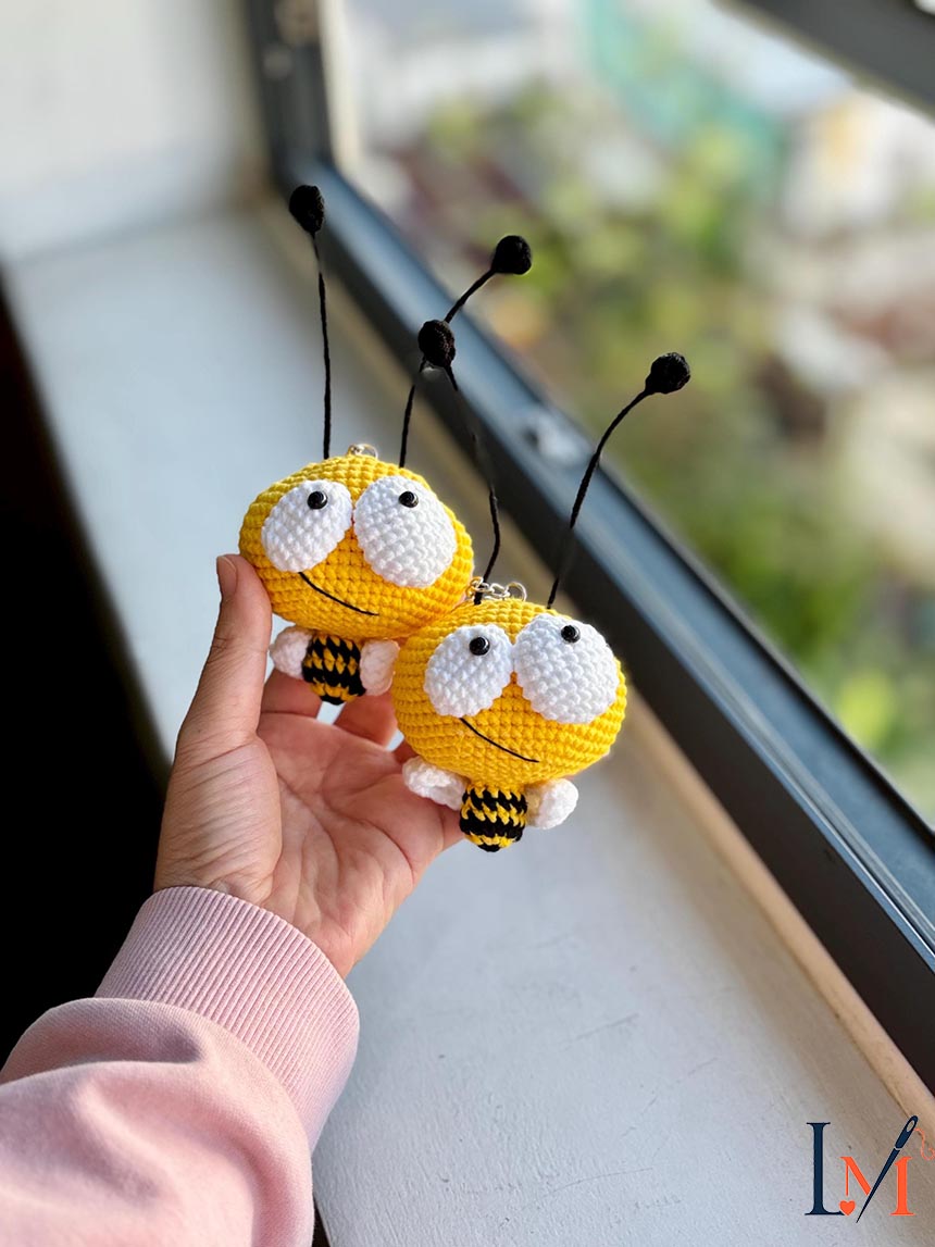 Funny Crochet Bee Keychain, Cute Big Head Bee Plush Charm, Handmade Kawaii Gift for Children, Bee Lover Gift, Cute Bag Accessory
