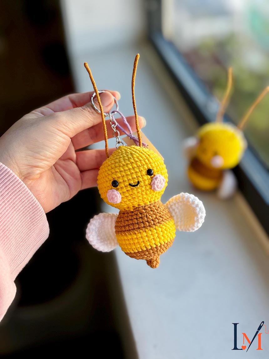 Handmade Crochet Bee Keychain, Cute Bee Charm for Backpack, Kawaii Bee Gift for Girls, Plush Keyring for Bee Lovers and Kids