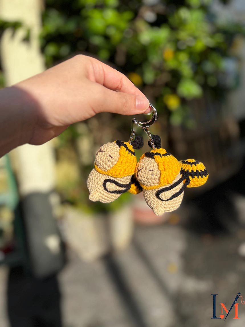 Crochet Capybara Bee Plush Keychain, Cute Handmade Capybara with Backpack, Kawaii Gift for Baby, Funny Plush Gift for Friends and Kids