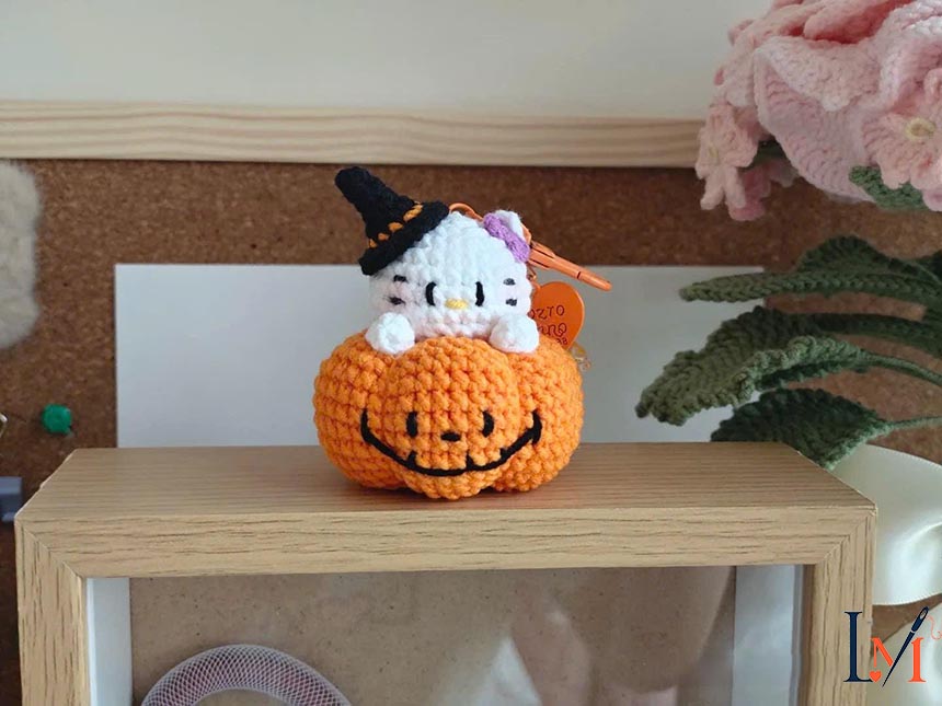 Crochet Hello Kitty Halloween Keychain: Kawaii Pumpkin Amigurumi