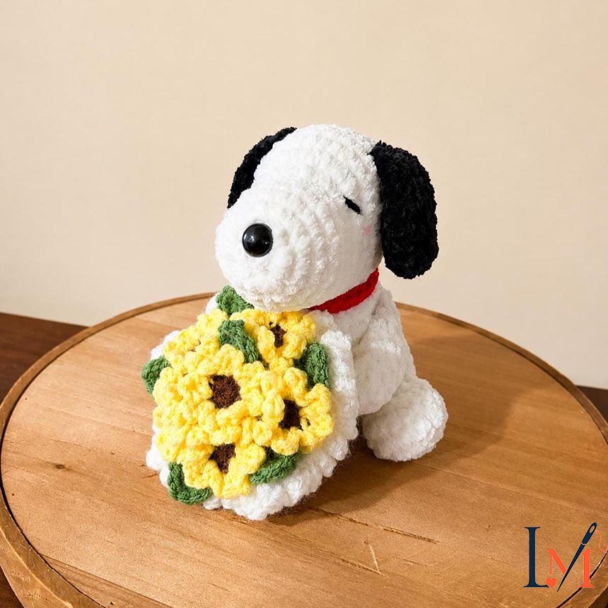 Crochet Snoop Dog Holding Flower Bouquet, Handmade Amigurumi Puppy Plush Keychain, Cute Beagle Dog Gift for Her, Flower Lover Gift