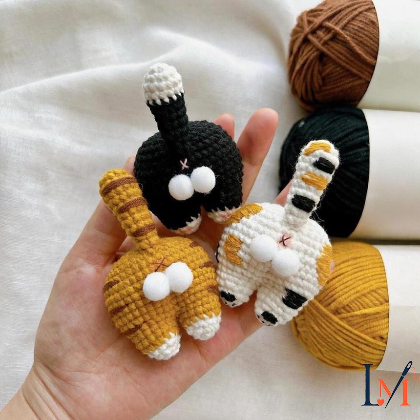 Handmade Crochet Cat Butt Keychain with Magnet – Cute Cat Butt Fridge Magnet, Funny Cat Gift, Amigurumi Cat Keychain